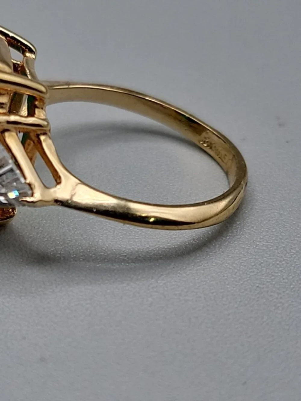 Art Deco 18K HGE Oversized Faux Emerald & Diamante Fashion Ring Gold Tone 8.5